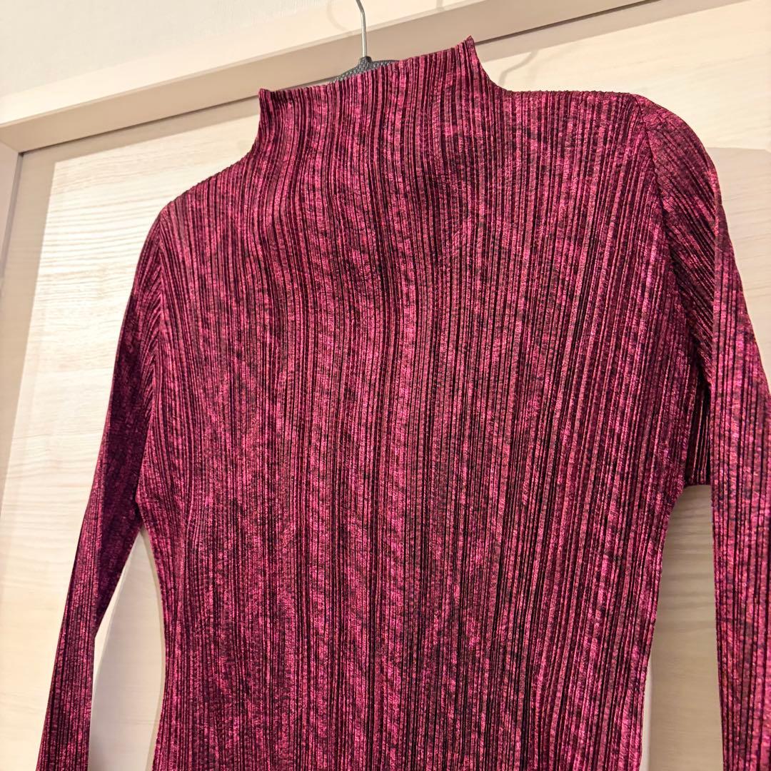 プリーツプリーズ　長袖　ハイネック　柄トップス　マゼンタ　美品