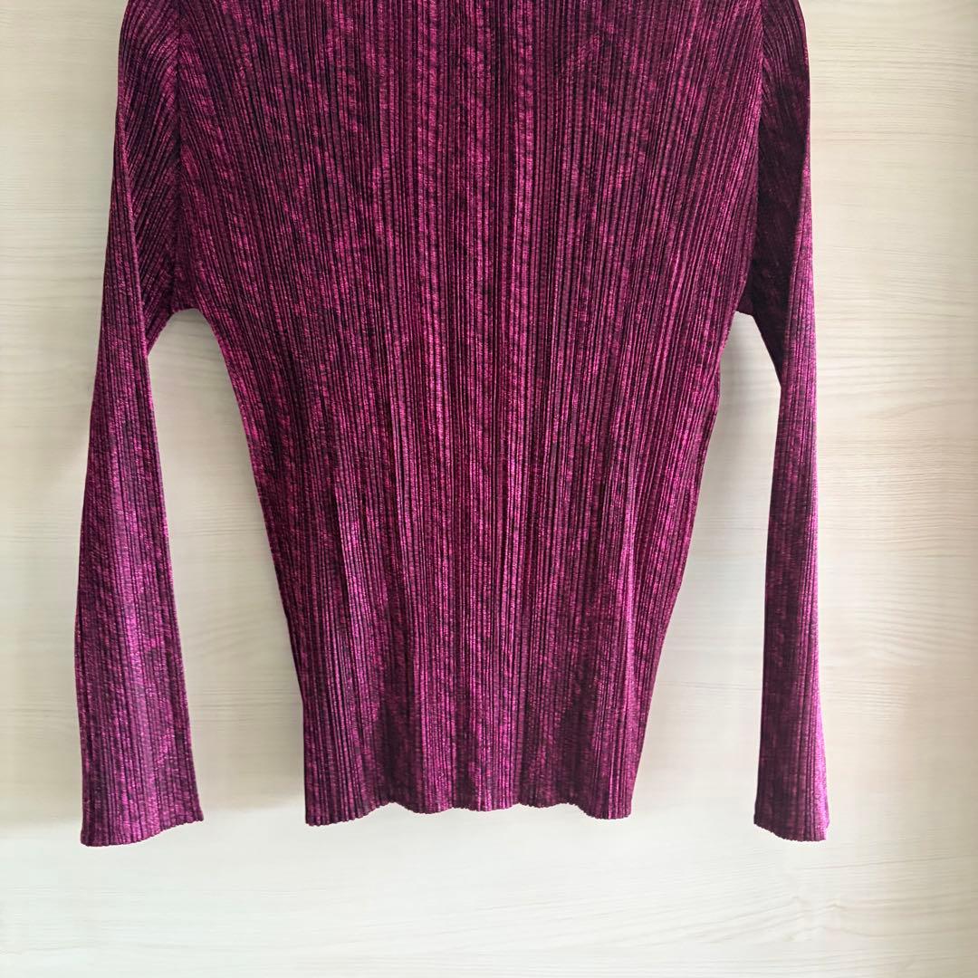 プリーツプリーズ　長袖　ハイネック　柄トップス　マゼンタ　美品