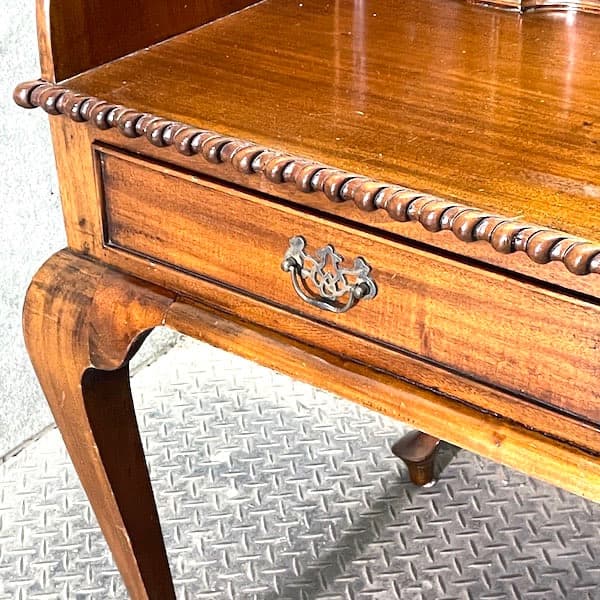 アンティーク　デスク　クイーンアン様式　ガブリオールレッグ　猫足　隠し引き出し