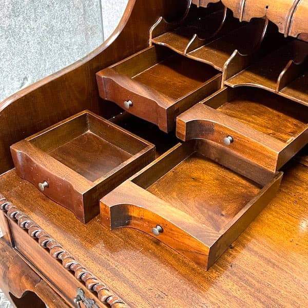 アンティーク　デスク　クイーンアン様式　ガブリオールレッグ　猫足　隠し引き出し