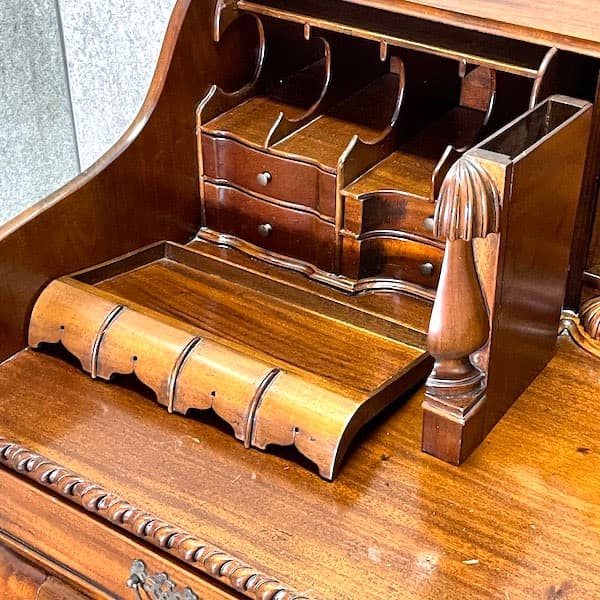 アンティーク　デスク　クイーンアン様式　ガブリオールレッグ　猫足　隠し引き出し