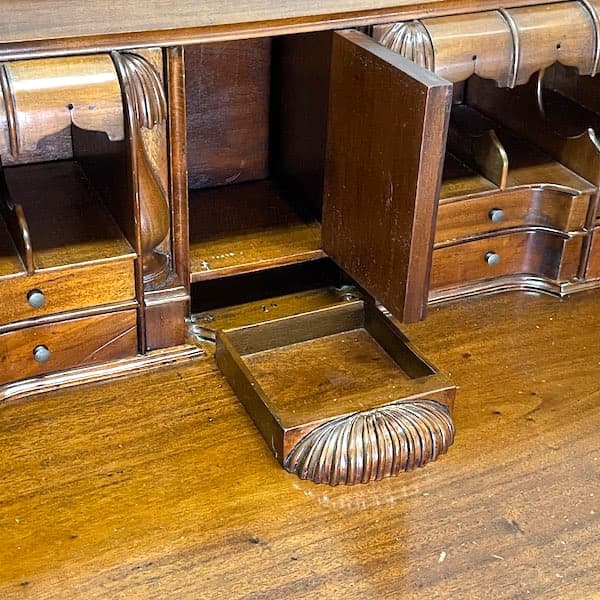 アンティーク　デスク　クイーンアン様式　ガブリオールレッグ　猫足　隠し引き出し