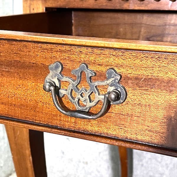 アンティーク　デスク　クイーンアン様式　ガブリオールレッグ　猫足　隠し引き出し
