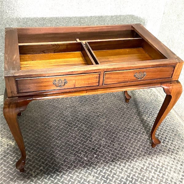 アンティーク　デスク　クイーンアン様式　ガブリオールレッグ　猫足　隠し引き出し