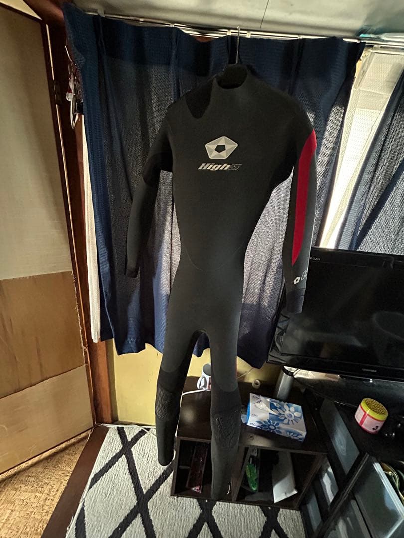 High 5 ウェットスーツ 黒 赤　セミドライ