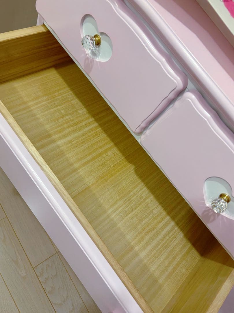 ピンクのハート型ドレッサー