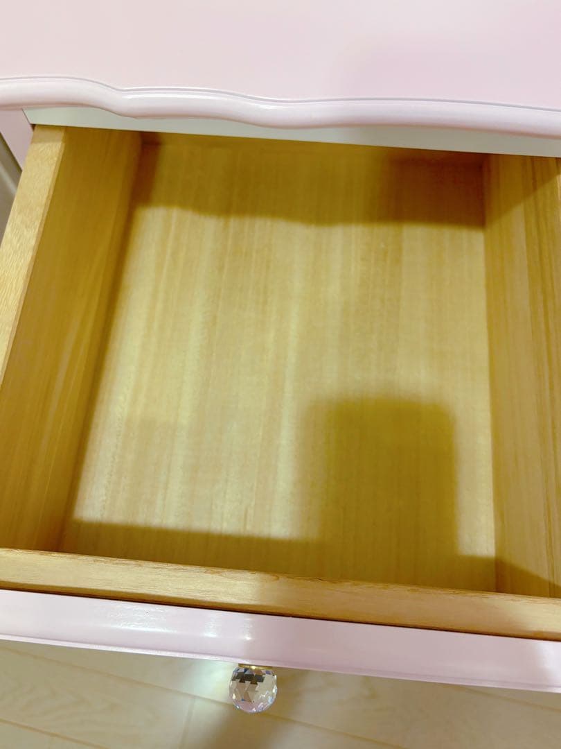 ピンクのハート型ドレッサー