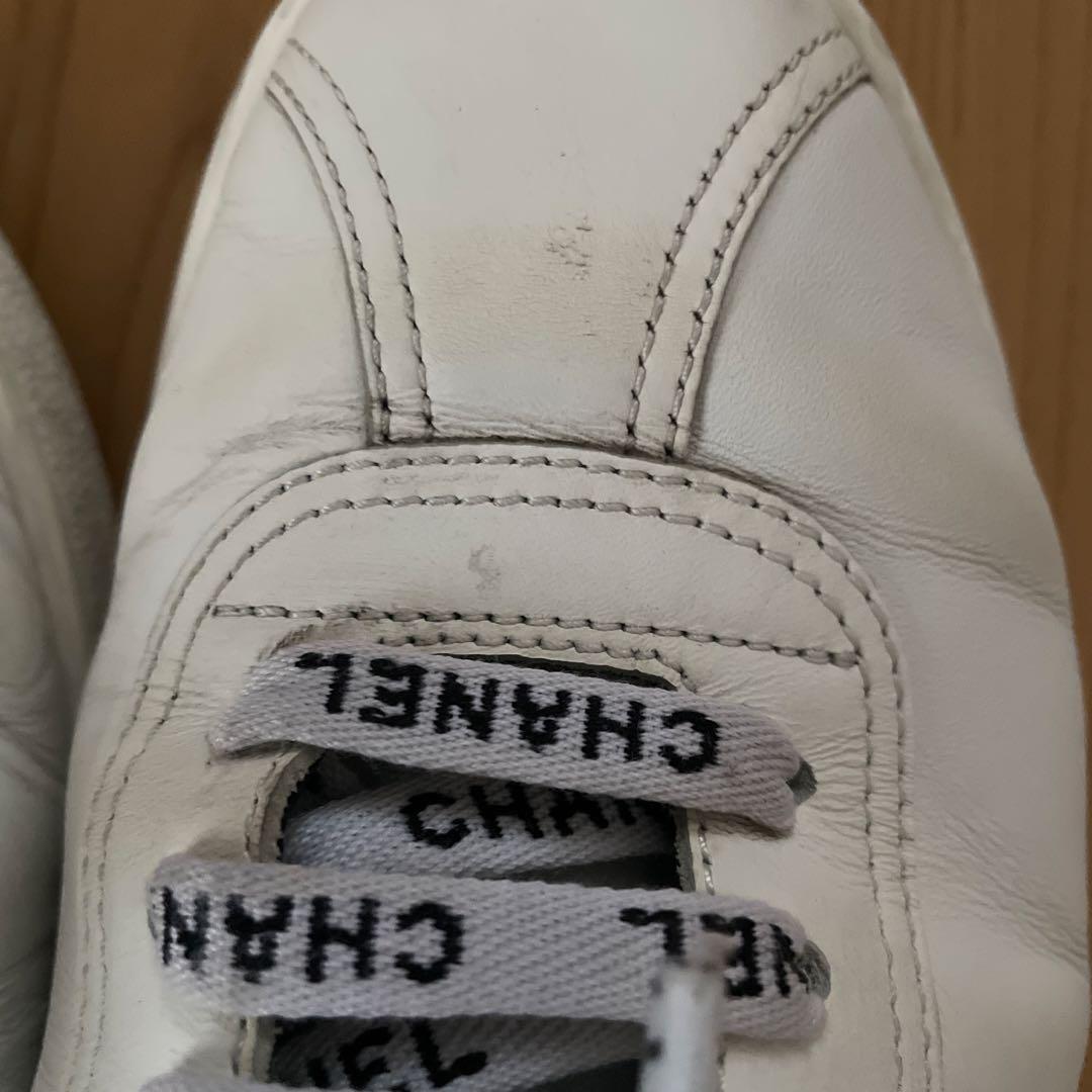 CHANEL ロゴ入りホワイトスニーカー　23cm