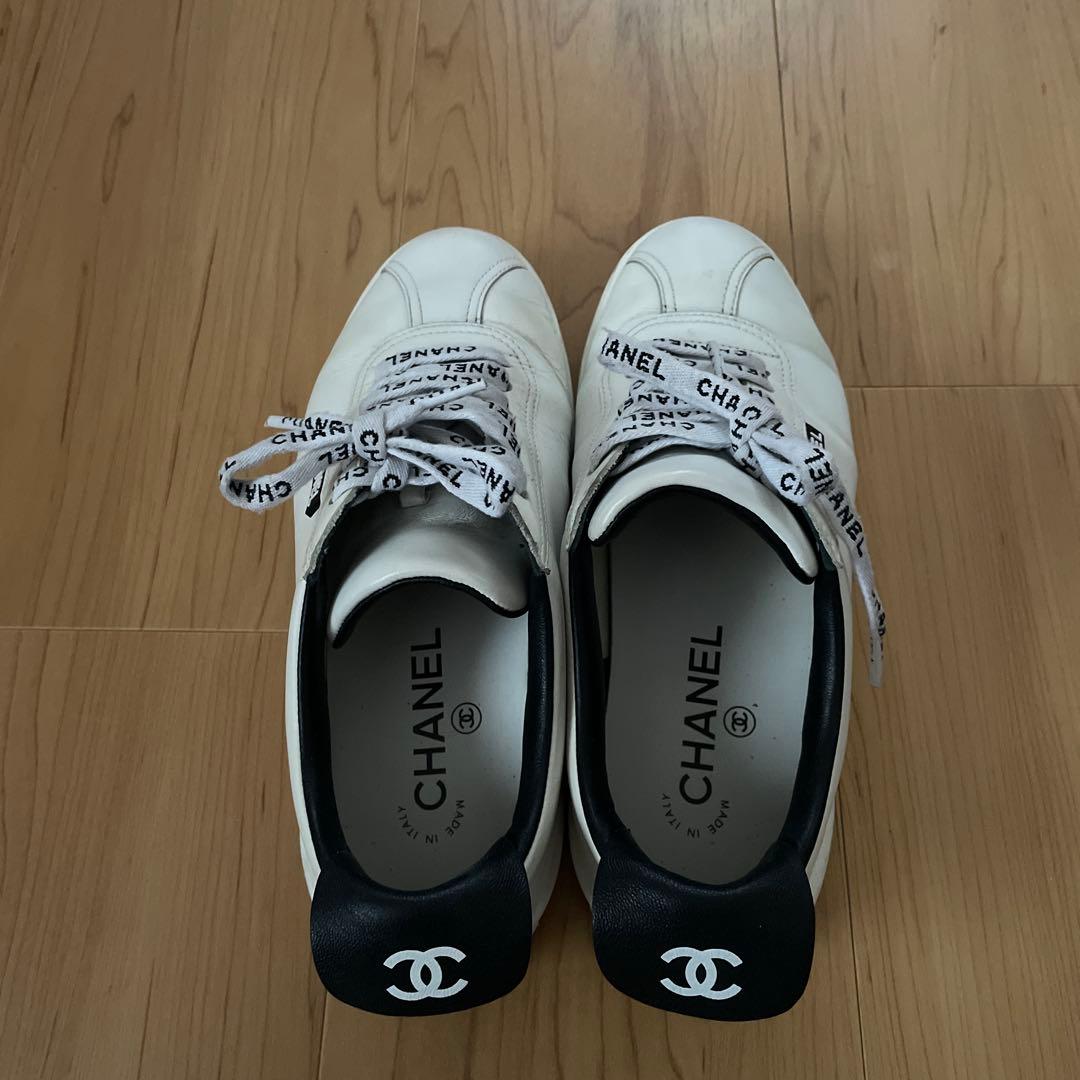 CHANEL ロゴ入りホワイトスニーカー　23cm