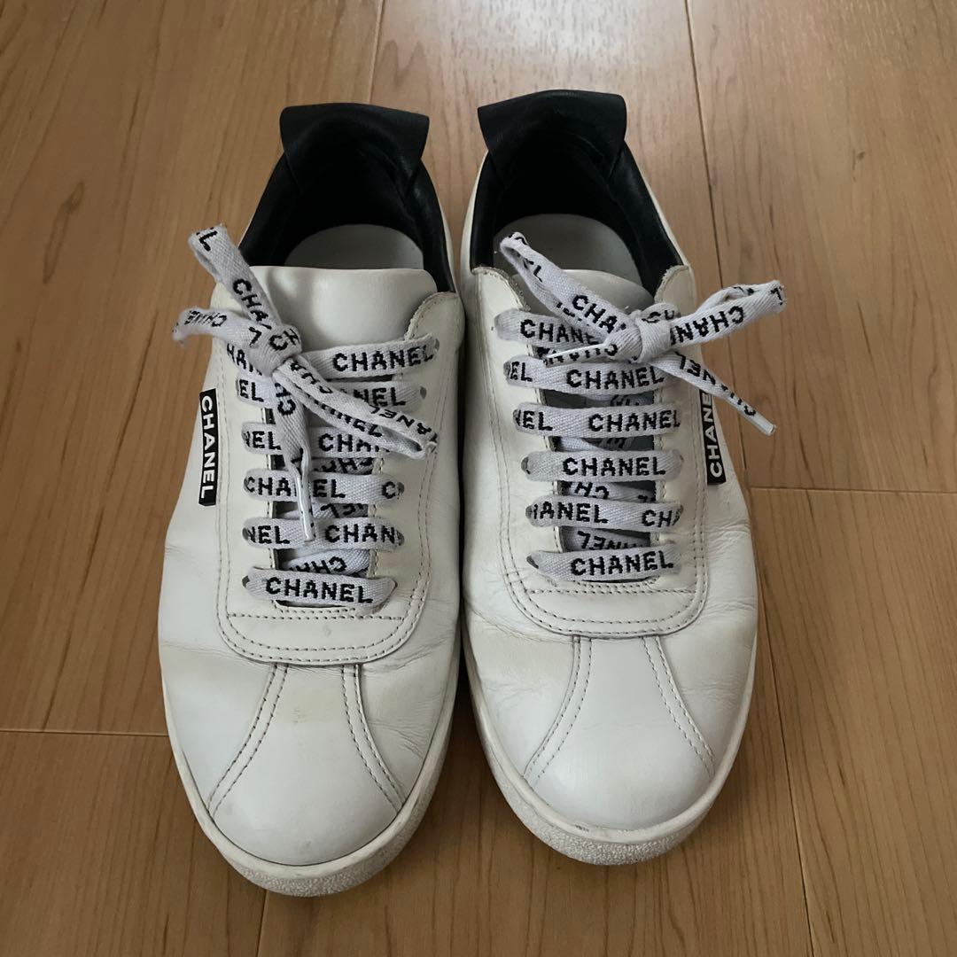 CHANEL ロゴ入りホワイトスニーカー　23cm