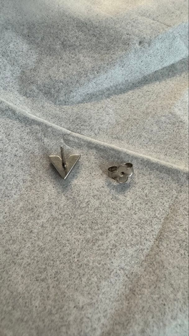 LOUIS VUITTON エッシェンシャルV(片耳)