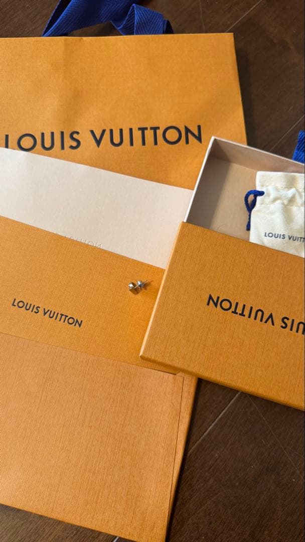LOUIS VUITTON エッシェンシャルV(片耳)
