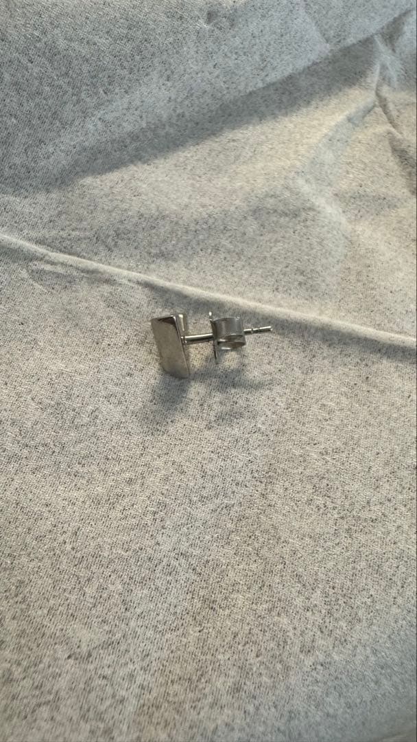 LOUIS VUITTON エッシェンシャルV(片耳)