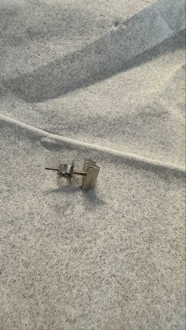 LOUIS VUITTON エッシェンシャルV(片耳)