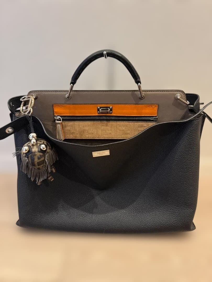 FENDI フェンディ ピーカブー 黒 レザーバッグ ※チャーム付き