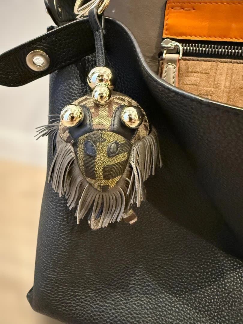 FENDI フェンディ ピーカブー 黒 レザーバッグ ※チャーム付き