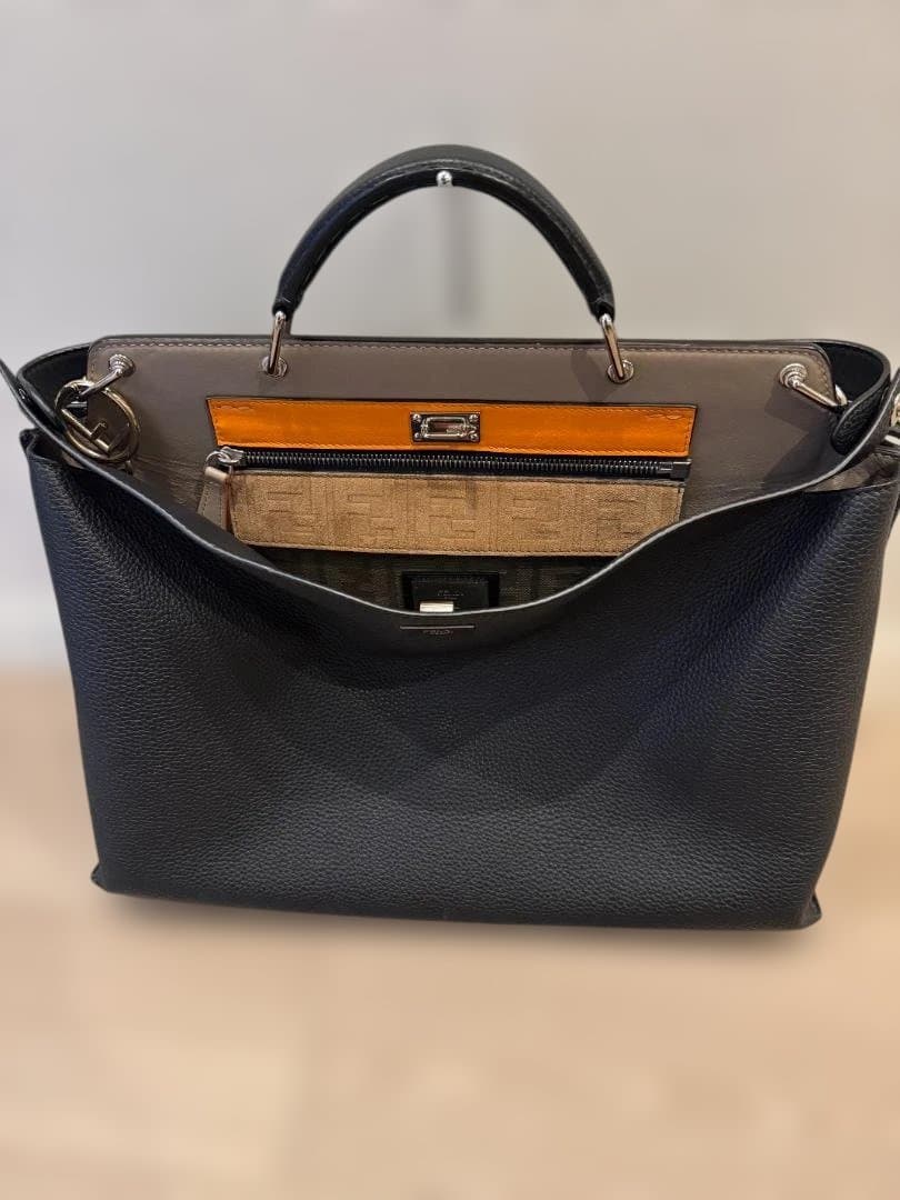 FENDI フェンディ ピーカブー 黒 レザーバッグ ※チャーム付き