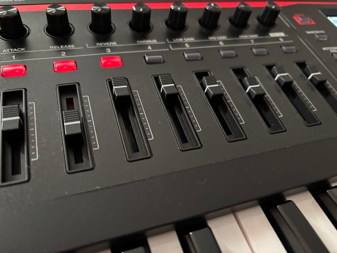 Roland Fantom 07 76鍵シンセサイザー