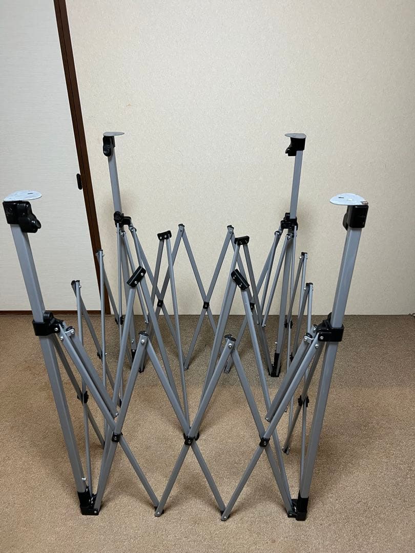 一度使用したLOGOSの紺色のタープです。収納ケース付きで持ち運びが楽で便利です