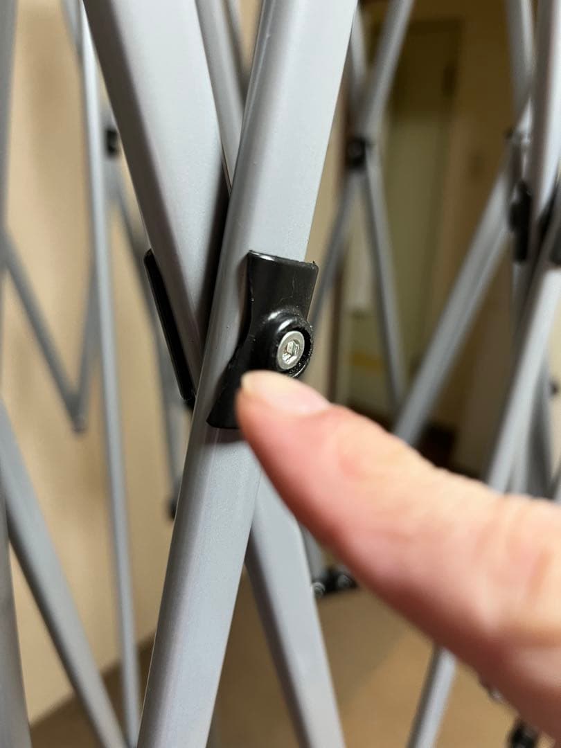 一度使用したLOGOSの紺色のタープです。収納ケース付きで持ち運びが楽で便利です