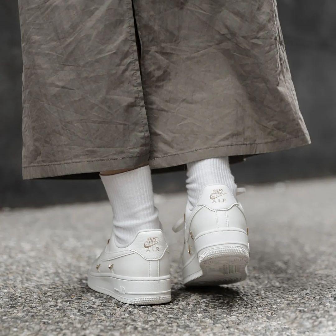 【新品23.5cm】NIKE エアフォース１’07 セイル/メタリックゴールド