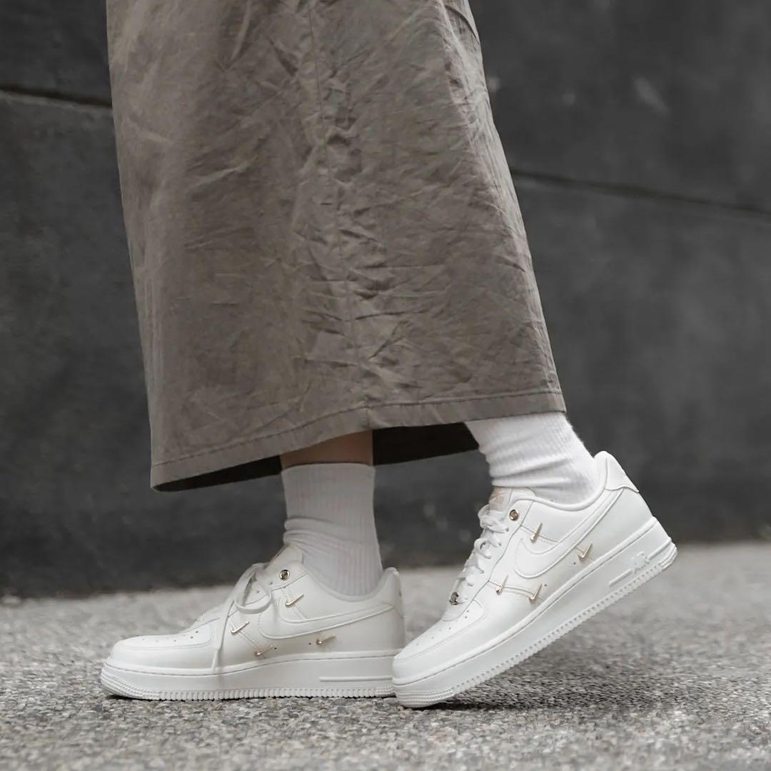 【新品23.5cm】NIKE エアフォース１’07 セイル/メタリックゴールド