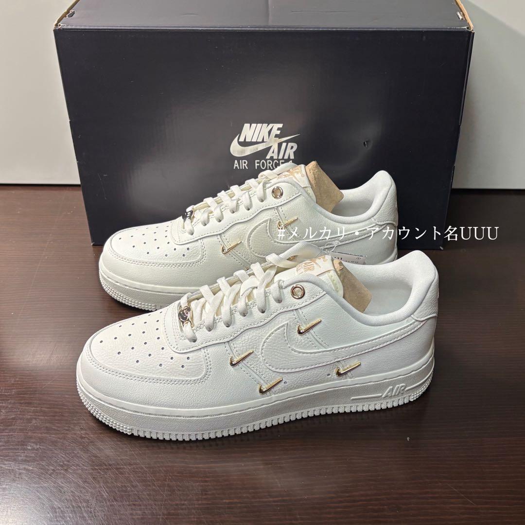 【新品23.5cm】NIKE エアフォース１’07 セイル/メタリックゴールド