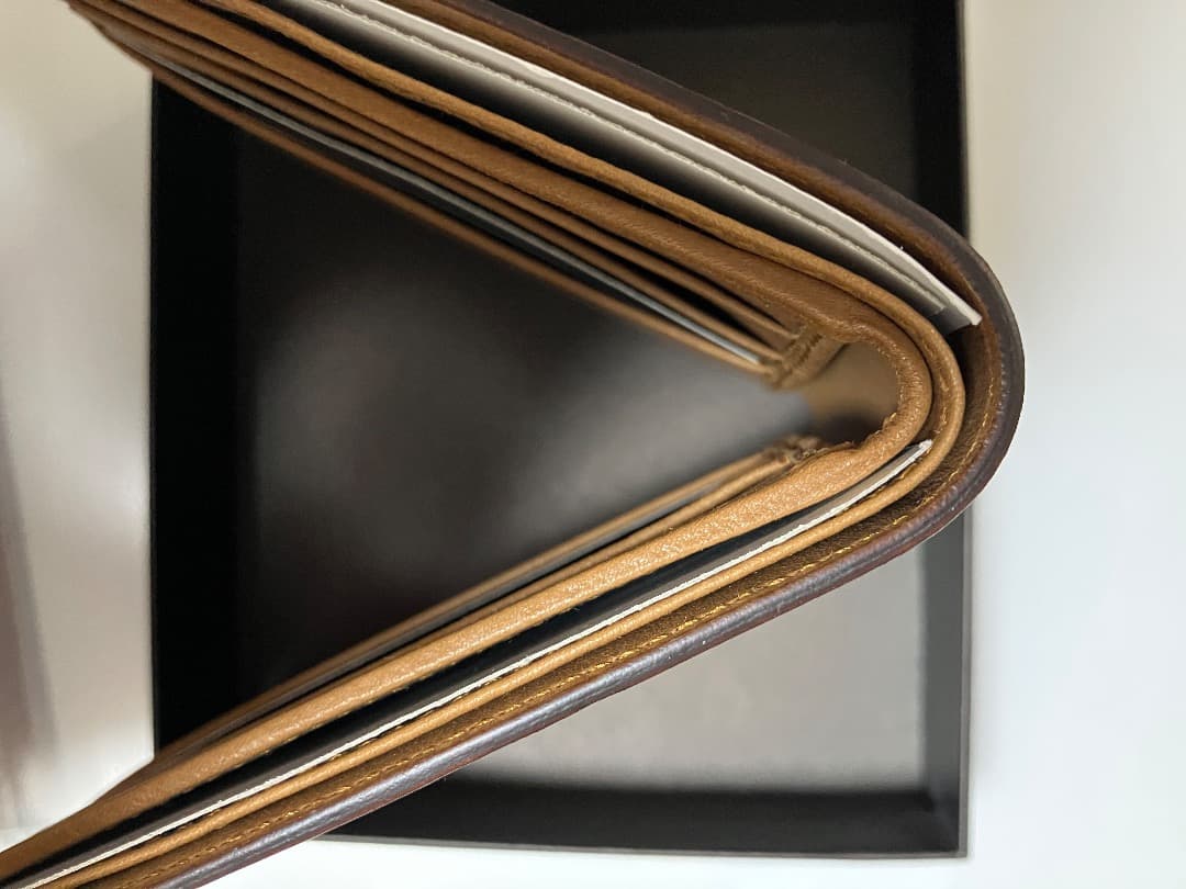 未使用　GUCCI 二つ折り財布 ブラウン レザー