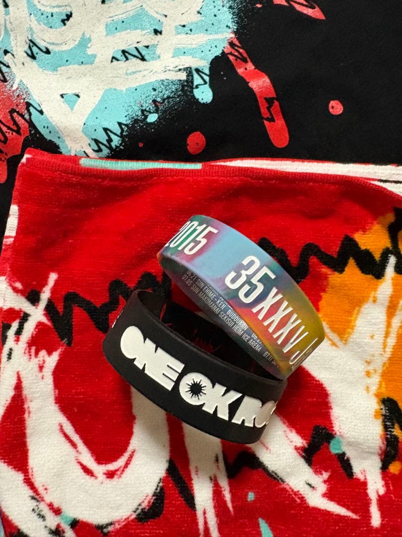 安安 ONE OK ROCK LUXURY DISEASE Tシャツ