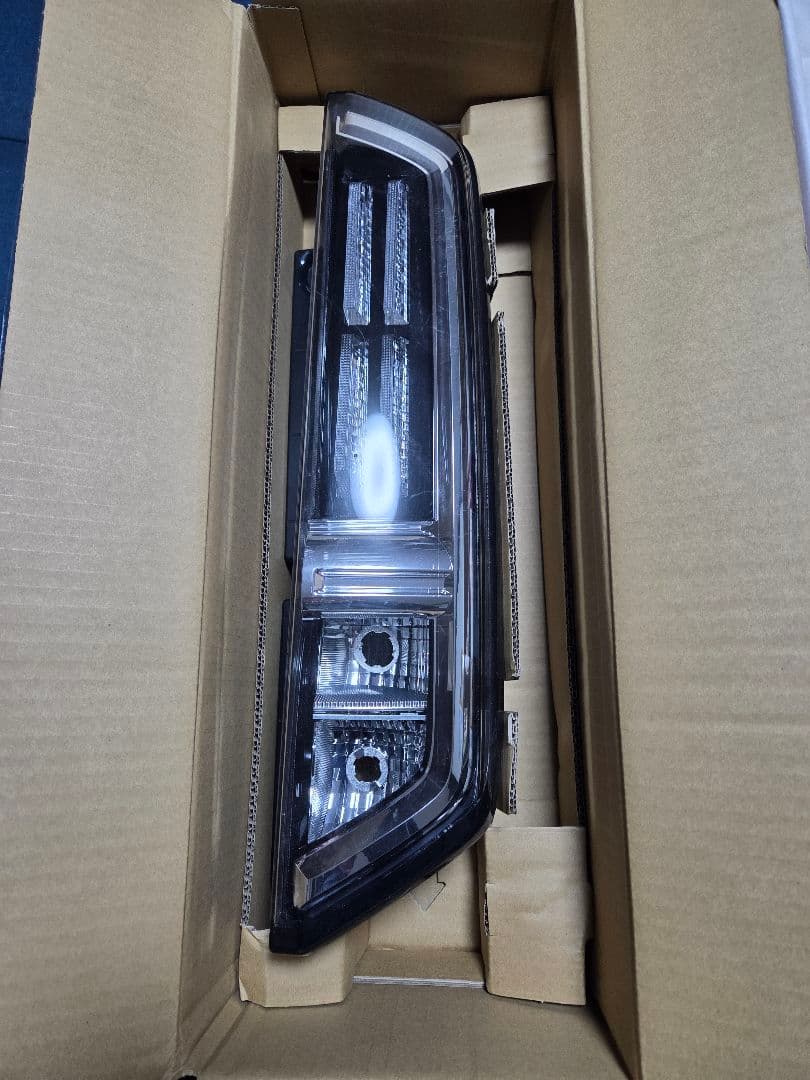 スズキMK94S スペーシアカスタム 右側テールランプユニット