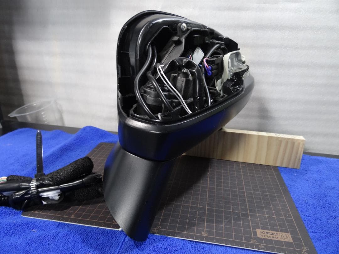 ホンダ　ヴェゼル　中古サイドミラー左