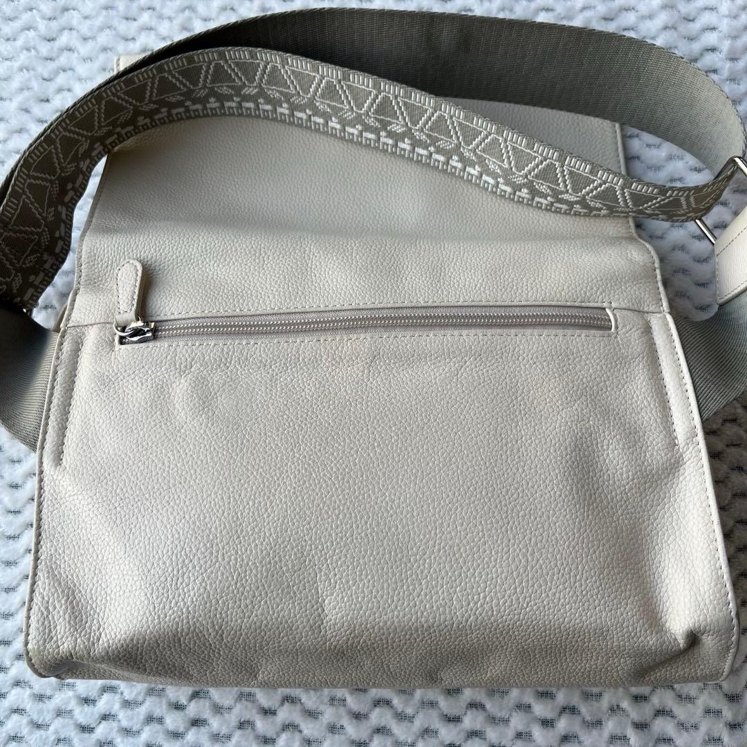 販売終了品 イアパピヨネ 《本革》柄ワイドテープショルダーバッグ ホワイト