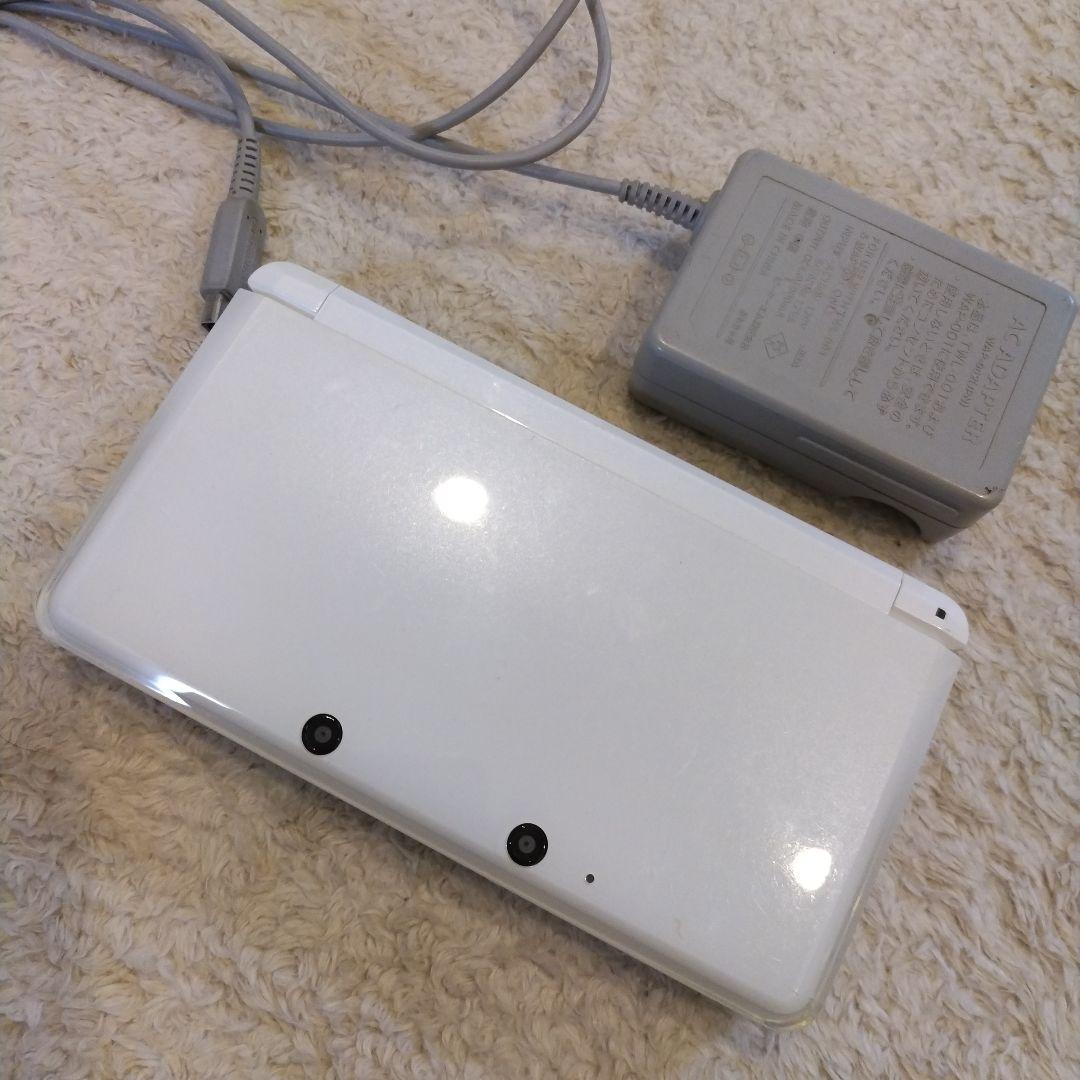 ニンテンドー3DS 本体＆充電器ホワイト　＆　ソフト2