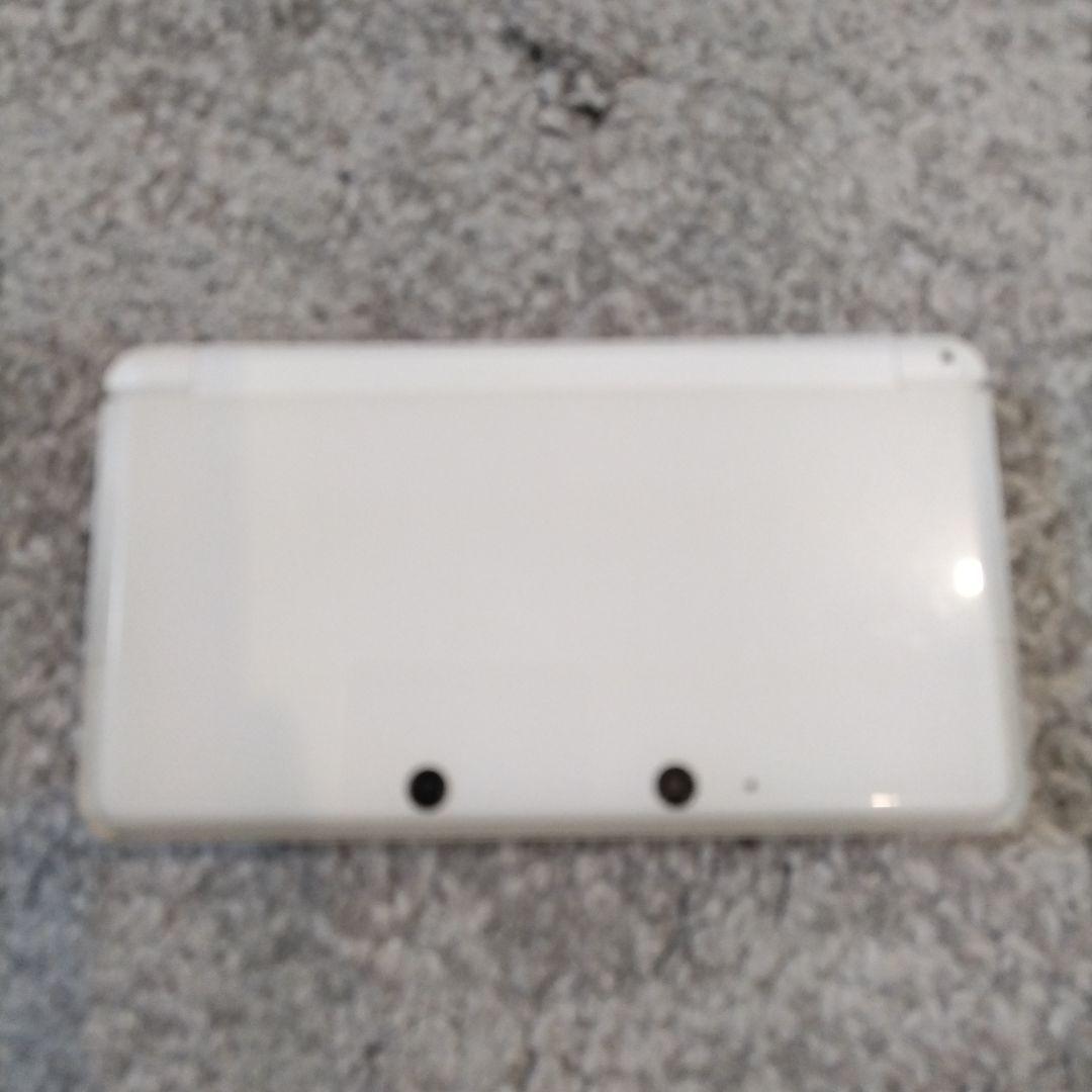 ニンテンドー3DS 本体＆充電器ホワイト　＆　ソフト2