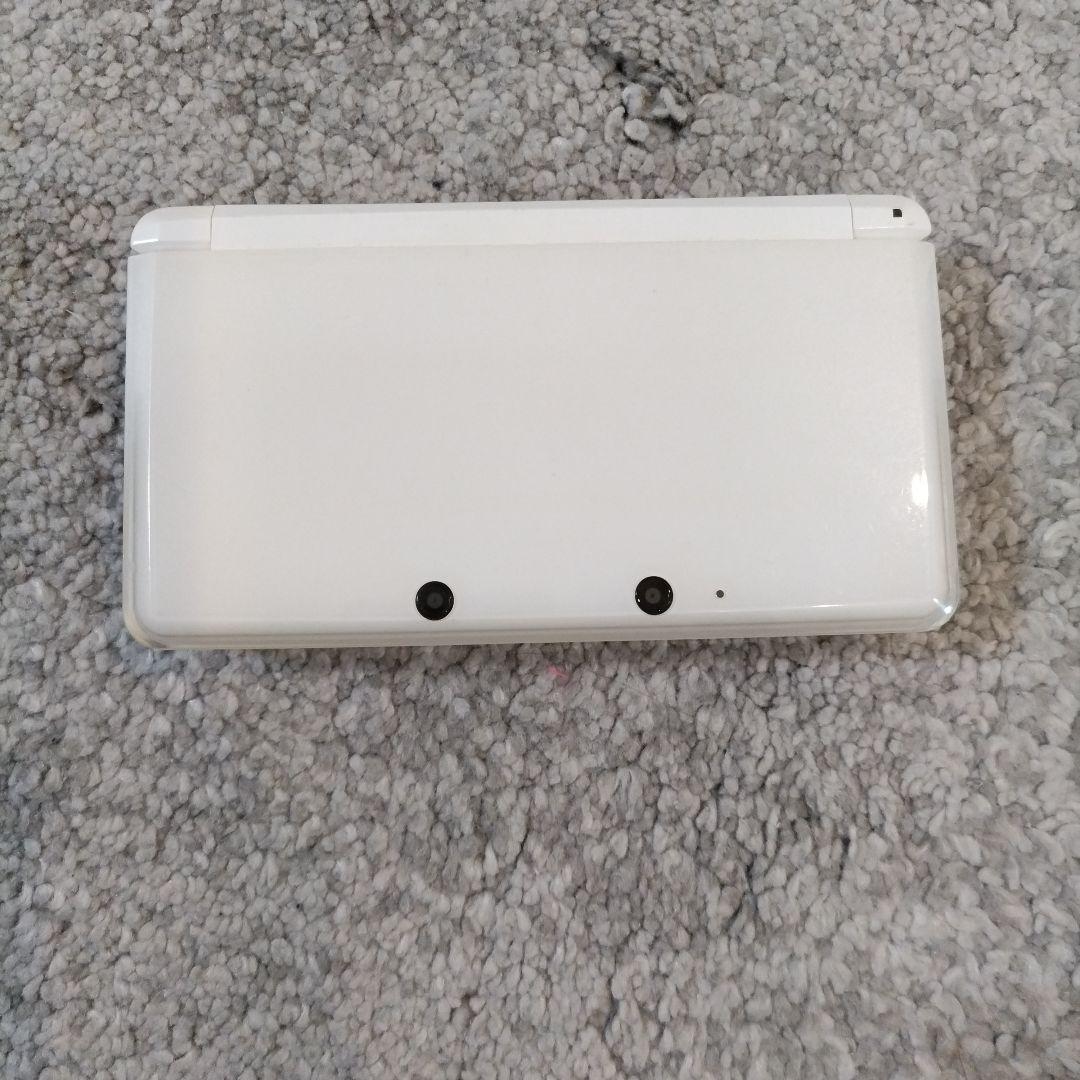 ニンテンドー3DS 本体＆充電器ホワイト　＆　ソフト2