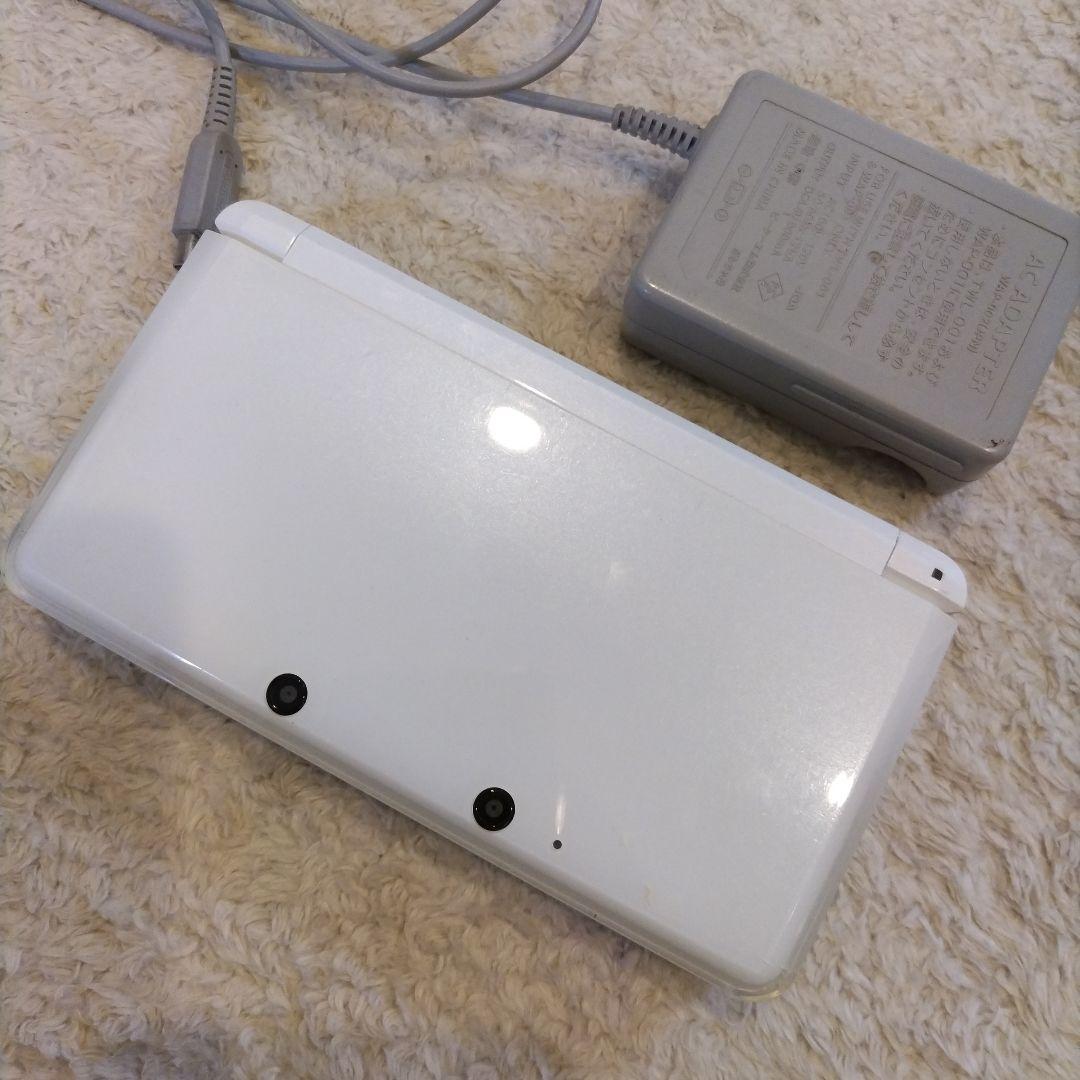 ニンテンドー3DS 本体＆充電器ホワイト　＆　ソフト2
