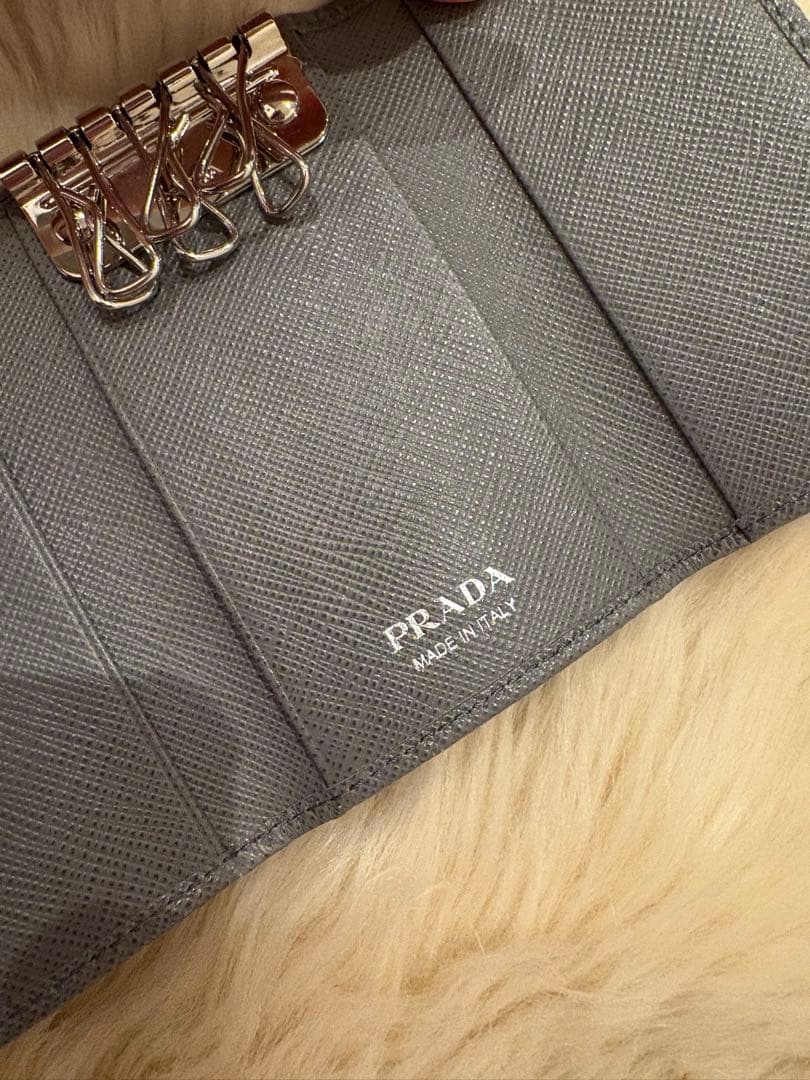 【美品】PRADA プラダ レザー 6連キーケース リボン グレー シルバー