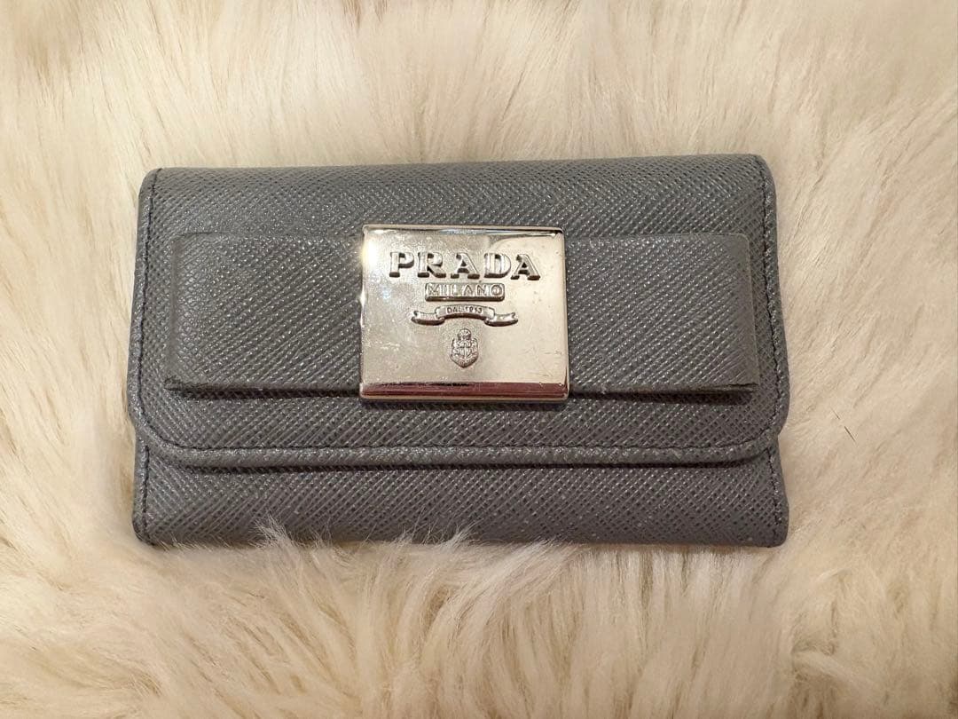 【美品】PRADA プラダ レザー 6連キーケース リボン グレー シルバー