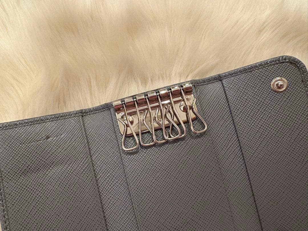【美品】PRADA プラダ レザー 6連キーケース リボン グレー シルバー