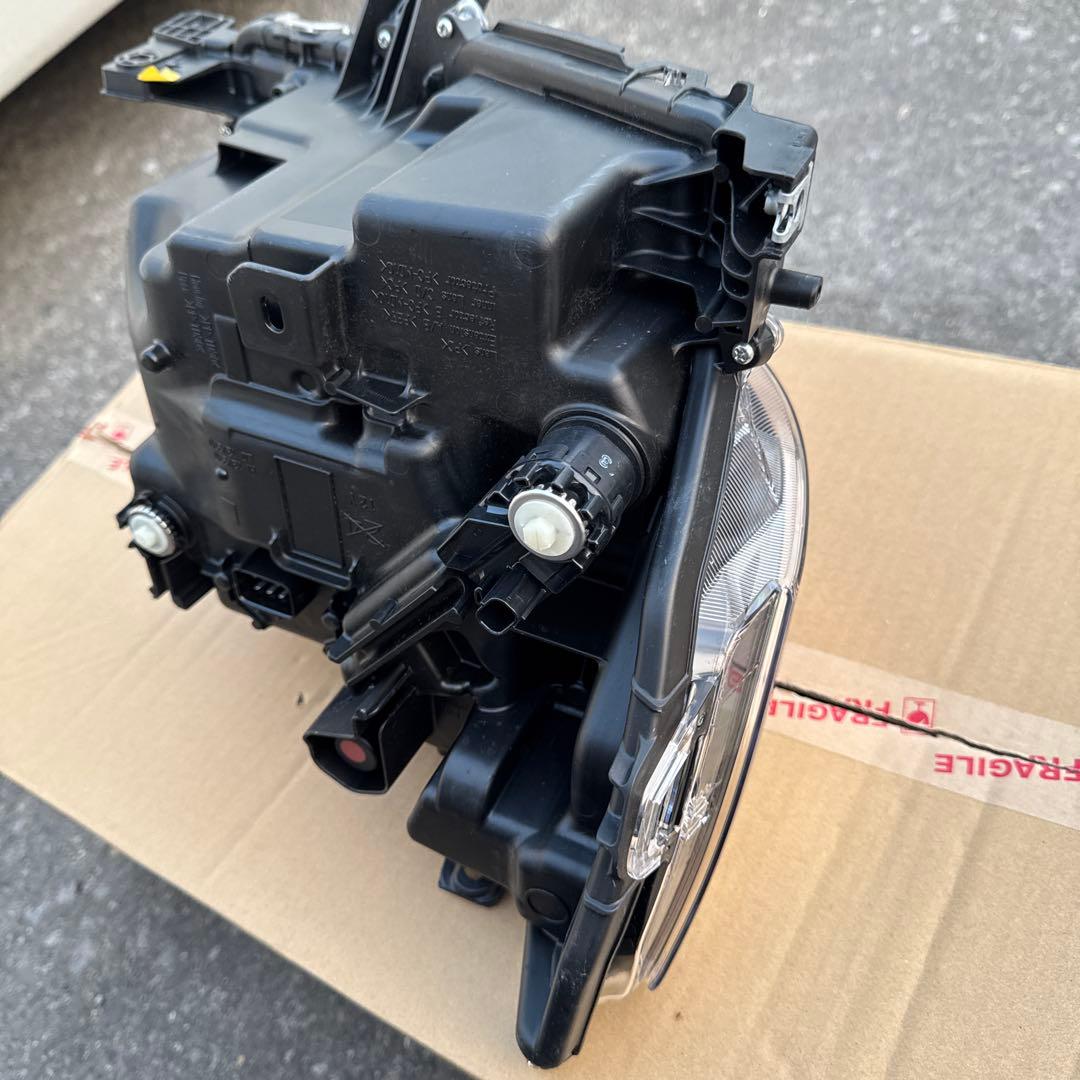 LA650S タントカスタム　ヘッドライト　左　Ｌ