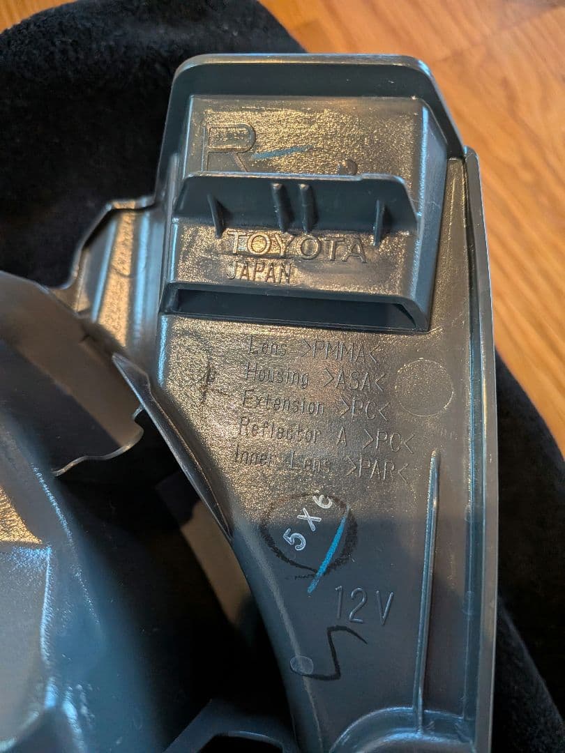 新車外し　送料込み　200系　8型ハイエース　純正テールランプ　【新品、未使用】