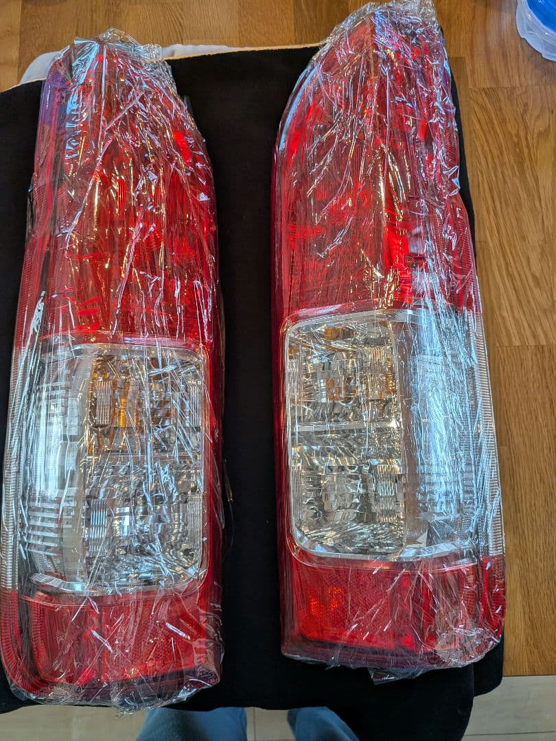 新車外し　送料込み　200系　8型ハイエース　純正テールランプ　【新品、未使用】