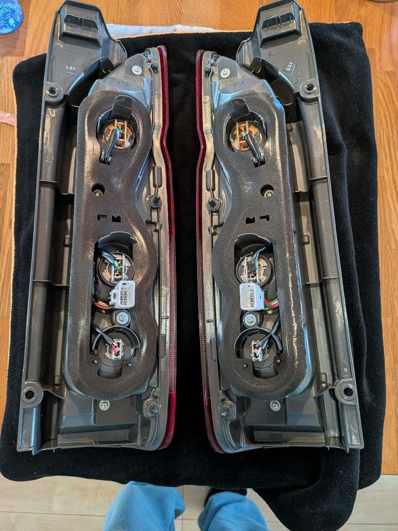 新車外し　送料込み　200系　8型ハイエース　純正テールランプ　【新品、未使用】