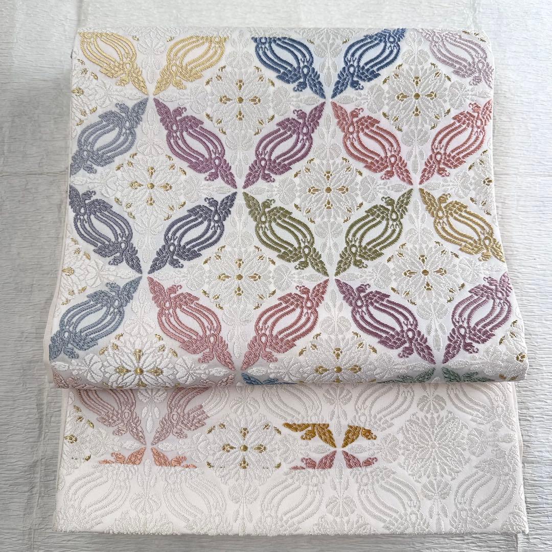 未使用 美しいキモノ掲載柄 華倶楽部 唐織 ひつじ帯 白地七宝繋ぎ正絹六通袋帯