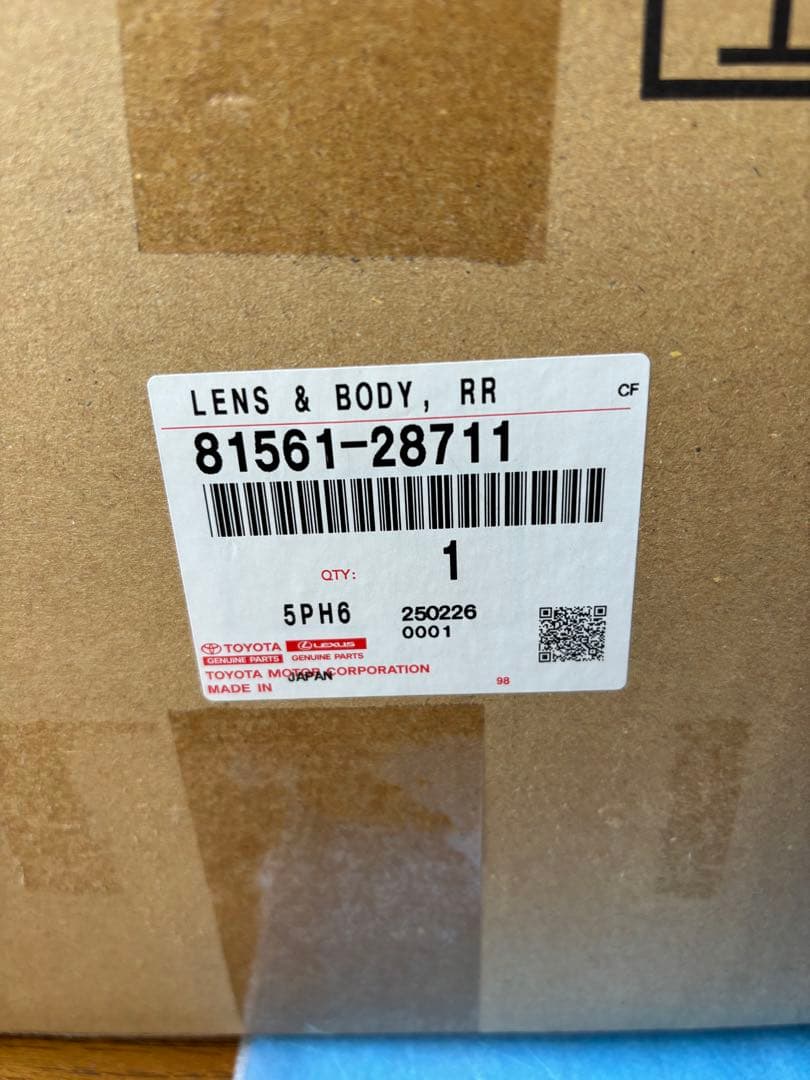 トヨタ　80ノア　エスクァイア　後期　テールランプ　テールレンズ　シルバー