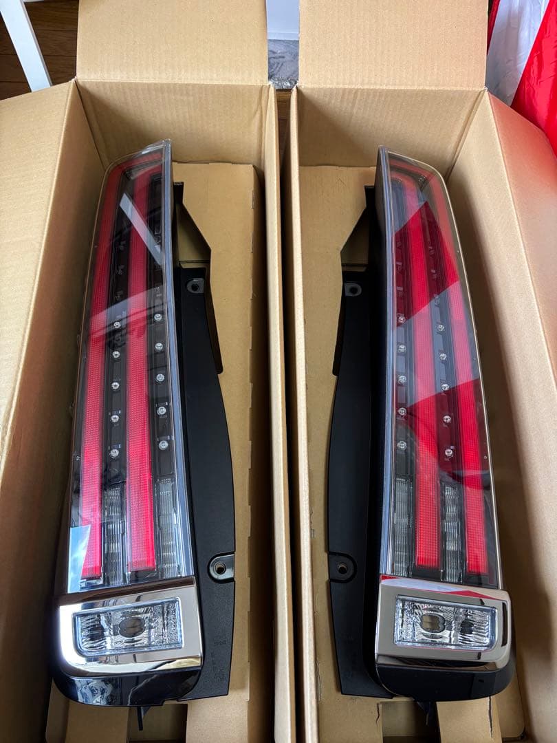 トヨタ　80ノア　エスクァイア　後期　テールランプ　テールレンズ　シルバー