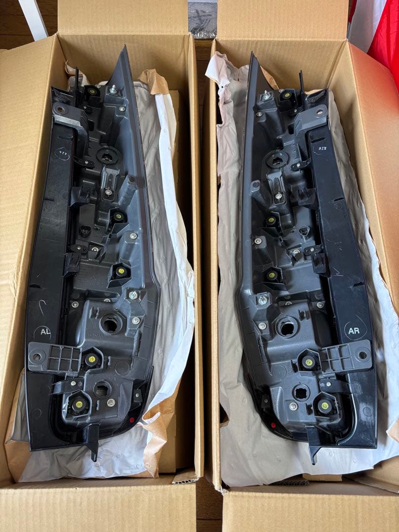 トヨタ　80ノア　エスクァイア　後期　テールランプ　テールレンズ　シルバー