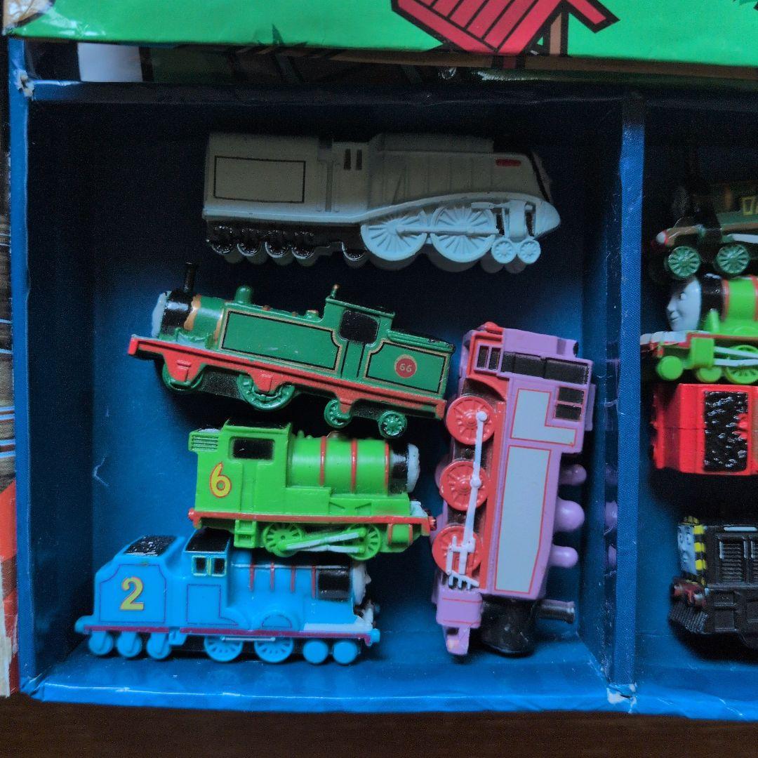 ディズニー　エルモ　音の出る絵本 トーマス　フィギュアプレイマット付き絵本など