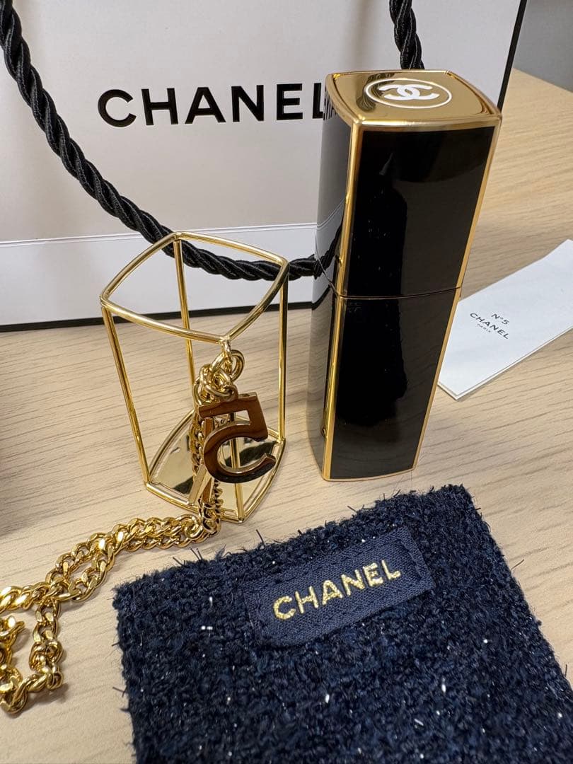 CHANEL N°5 エッセンシャルパフューム2025年クリスマス限定チェーン付