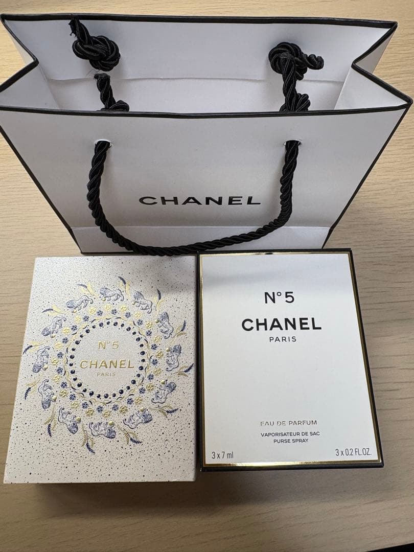 CHANEL N°5 エッセンシャルパフューム2025年クリスマス限定チェーン付